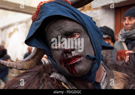 Lula, Sardinien, Italien, 02/2013. Straßenperformance der renommierten "Battilleddu" traditionelle Maske während der sardischen Karneval. Stockfoto