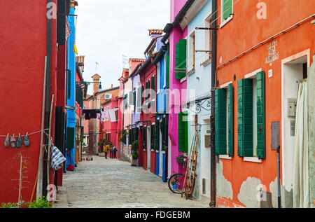 BURANO, Italien - NOVEMBER 23: Bunt bemalten Häusern mit Menschen am 23. November 2015 in Burano, Venedig, Italien. Stockfoto