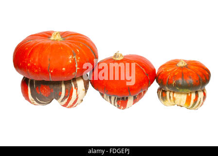 Drei rote Kürbisse isoliert auf weiss. Stockfoto