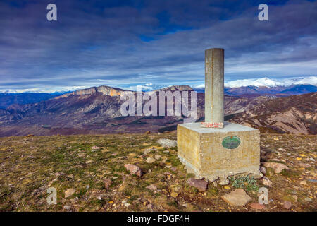 Pyrenäen vom Gipfel des Pui de Lleràs Hügel mit Umfrage Säule oben Tremp, Katalonien, Spanien Stockfoto