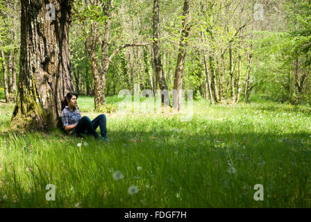 Teenager-Mädchen unter einem Baum Stockfoto