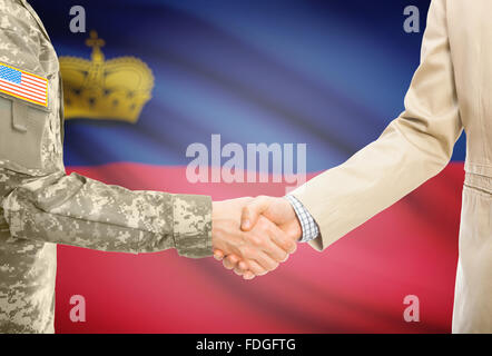 Amerikanische Soldaten in uniform und Zivil Mann im Anzug Händeschütteln mit Nationalflagge auf Hintergrund - Liechtenstein Stockfoto