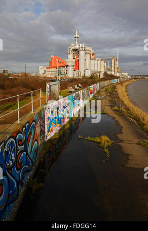 Procter & Gamble Anlage West Thurrock mit Graffiti bedeckt Wand auf der Themse in der Nähe der Dartford crossing Essex Stockfoto