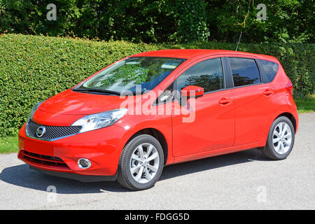 Vorder- und Seitenansicht Nissan Note Tekna super mini Heckklappe neues Auto mit einem 1.2 Liter Benzinmotor getönten Glasscheiben (verdunkelt Kennzeichen) England UK Stockfoto