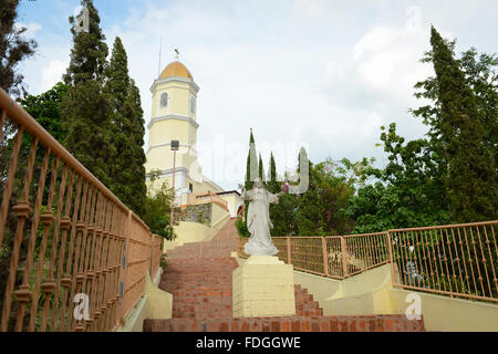 Treppen, die zu der Basílica Menor De La Virgen de Monserrate führt. Hormigueros, Puerto Rico. Karibik-Insel. US-Territorium. Stockfoto