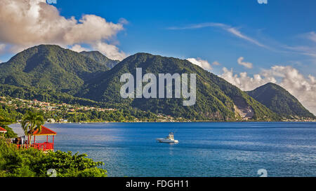 Die Bucht und die Berge Roseau Dominica Stockfoto