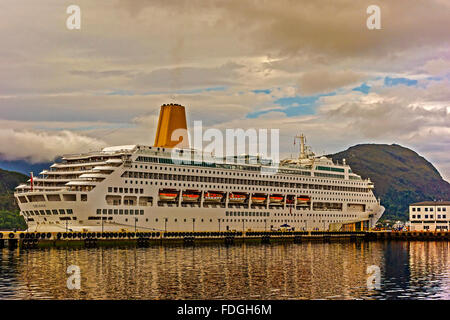 Kreuzfahrt Schiff Oriana angedockt In Alesund Norwegen Stockfoto