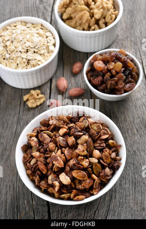 Schoko Müsli und Zutaten auf hölzernen Hintergrund, Ansicht von oben Stockfoto