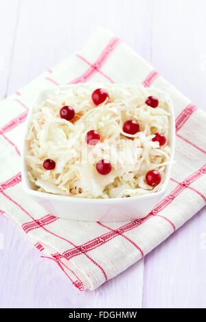 Sauerkraut mit Preiselbeeren in Schüssel weiß Stockfoto