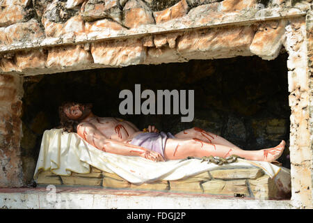 Statue von Jesus Christus tot im Grab. Basílica Menor De La Virgen de Monserrate. Hormigueros, Puerto Rico. Karibik-Insel. Stockfoto