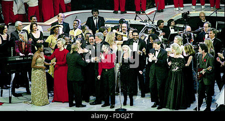 Landover, Maryland, USA, 19. Januar 1993 The Presidential Inaugural Gala im Capitol Center in Landover, Maryland. Die Besetzung aufgenommen, Michael Jackson, Barbra Streisand, Elton John, der Alvin Ailey Dance Troupe, Komiker Chevy Chase und Bill Cosby und Schauspieler Jack Lemmon und James Earl Jones. Zu Ehren von Clinton, nahm eine speziell neu formiert Fleetwood Mac auch die Bühne, um den Song "Don't Stop'' das Clintons Kampagne Lied gewesen war.  Bildnachweis: Mark Reinstein Stockfoto