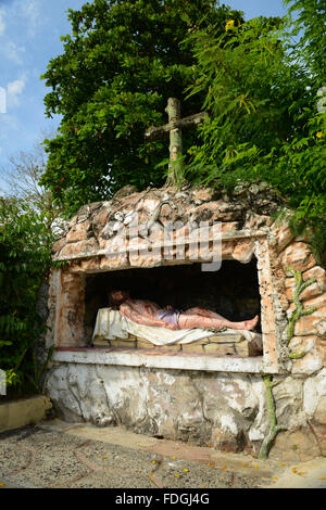 Statue von Jesus Christus tot im Grab. Basílica Menor De La Virgen de Monserrate. Hormigueros, Puerto Rico. Karibik-Insel. Stockfoto