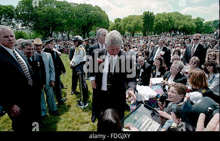 Washington, DC, USA, 15. Mai 1995 Präsident William Clinton besucht das jährliche Polizei-Denkmal auf dem Capitol Hill.  Bildnachweis: Mark Reinstein Stockfoto