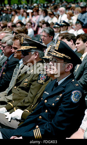 Washington, DC, USA, 15. Mai 1995 Präsident William Clinton besucht das jährliche Polizei-Denkmal auf dem Capitol Hill. Polizeichefs aus dem US Capitol und Montgomery County Maryland sitzen in die Teilnahme an der Gedenkstätte. Bildnachweis: Mark Reinstein Stockfoto