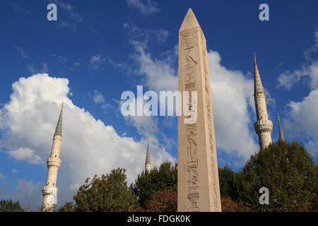 Der Obelisk Theodosius und der blauen Moschee Türme in Istanbul, Türkei Stockfoto
