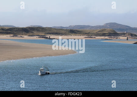 Kleines Boot Segeln in Richtung Bunbeg, Co. Donegal, Irland. Stockfoto