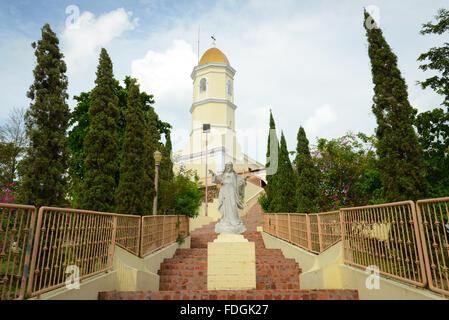 Treppen, die zu der Basílica Menor De La Virgen de Monserrate führt. Hormigueros, Puerto Rico. Karibik-Insel. US-Territorium. Stockfoto