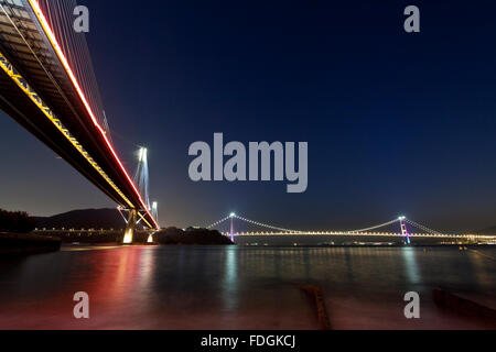 Hong Kong Brücken Verbindung in der Nacht - Tsing Ma Bridge und Ting-Kau-Brücke Stockfoto