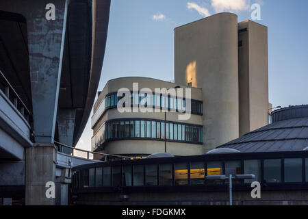 Monsun Gebäude oder das Schlachtschiff Gebäude, ehemals British Rail Betriebshof, neben dem Westway Flyover, London, UK Stockfoto
