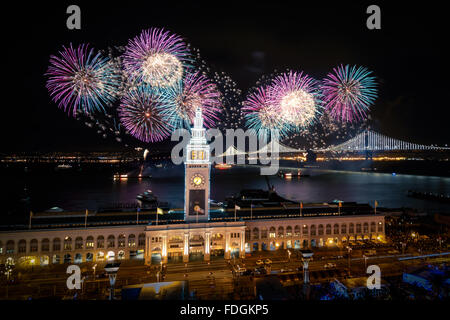 Bucht-Brückenbeleuchtung und Feuerwerk für Super Bowl 50 in San Francisco, Kalifornien, USA Stockfoto