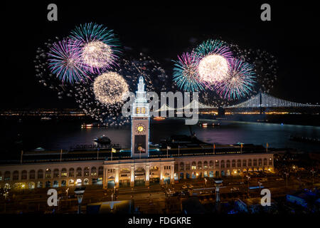 Bay Bridge Beleuchtung und Feuerwerk für Super Bowl 50 in San Francisco, Kalifornien, USA Stockfoto