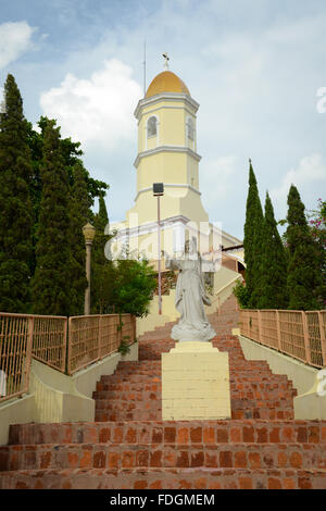 Treppen, die zu der Basílica Menor De La Virgen de Monserrate führt. Hormigueros, Puerto Rico. Karibik-Insel. US-Territorium. Stockfoto