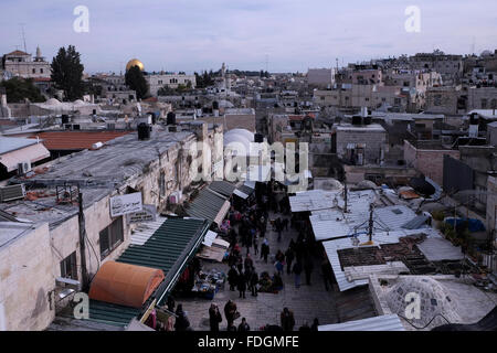 Blick vom Damaskus-Tor auf die Al Wad Straße, die Israelis Haggai nennen, im muslimischen Viertel, der Altstadt von Jerusalem Israel Stockfoto