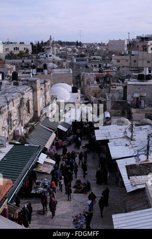 Blick vom Damaskus-Tor auf die Al Wad Straße, die Israelis Haggai nennen, im muslimischen Viertel, der Altstadt von Jerusalem Israel Stockfoto