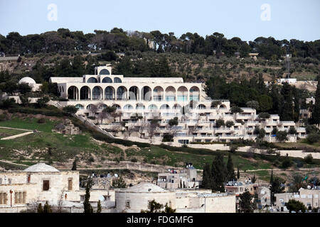 Blick auf die "BYU Brigham Young Universität Jerusalem Zentrum für Altertumswissenschaften" durch die "Kirche Jesu Christi der Heiligen der letzten Tage im Besitz' als die HLT-Kirche oder Kirche Jesu am Ölberg in Jerusalem, Israel gelegen bekannt Stockfoto