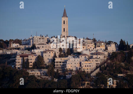 Blick auf die 64 Meter hohe Turm der Russisch-orthodoxen Kloster und die Kirche der Himmelfahrt liegt in einem-Tur Nachbarschaft am Ölberg in Ost-jerusalem Israel Stockfoto