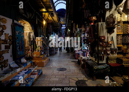 Ansicht der Souvenirläden an der Muristan-Markt in der Altstadt Christian Quarter Ost-Jerusalem Israel Stockfoto