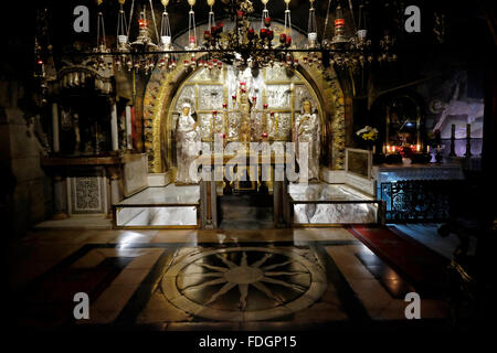 Blick auf den Altar der Kreuzigung auf der linken Seite der Kalvarienberg oder Golgatha traditionell als Ort der Kreuzigung Jesu betrachtet. Der Hauptaltar gehört der griechisch-orthodoxen, der den Fels von Golgatha 12. Station des Kreuzes enthält im Inneren der Kirche des Heiligen Grabes christlichen Viertel Altstadt Ost Jerusalem Israel Stockfoto