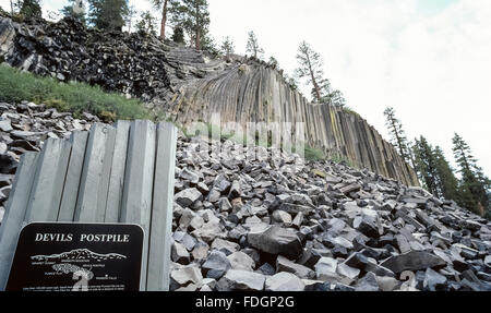 Stehende Säulen aus Basaltgestein erstellt durch die Kühlung von einem Lavastrom sind die Hauptattraktionen des Devils Postpile National Monument in der Nähe von Mammoth Mountain in Madera County, Kalifornien, USA. Eine geologische Seltenheit in Betracht gezogen, haben einige der 60-Fuß-hohe vielseitigen Spalten in Stücke in den 100.000 Jahren ihrer Existenz zerbröckelte. Stockfoto