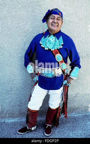 Ein Zuni Pueblo-Indianer trägt mit Stolz die türkise und silberne Schmuck macht er in Albuquerque, New Mexico, USA.  -Modell veröffentlicht. Stockfoto