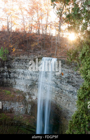 Ein paar Meter kürzer als die Niagara Fälle, Tew verliebt sich in Hamilton ist einer der vielen Wasserfälle auf Ontarios Bruce Trail gefunden. Stockfoto