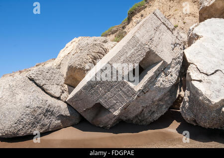 Beschädigte alte Bunker am Fels Erdrutsch am Strand von Kalamaki, Zakynthos, Griechenland Stockfoto