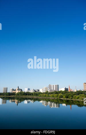 Saskatoon Skyline und den South Saskatchewan River, Kanada Stockfoto