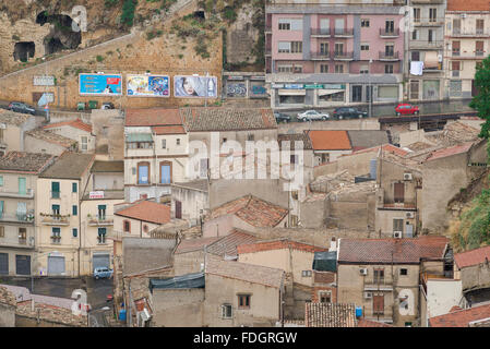 Italien Stadt Regen, Luftaufnahme der Hügel der Stadt von Enna in Sizilien an einem bewölkten Tag. Stockfoto