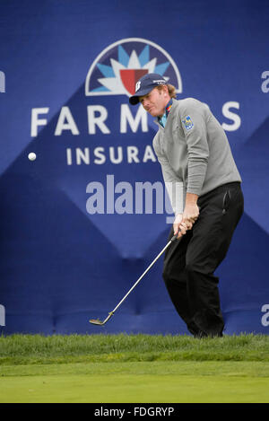 San Diego, Kalifornien, USA. 31. Januar 2016. Brandt Snedeker Chips auf das 17. Grün der Südkurs während einer regnerischen Endrunde der Landwirte Insurance Open in Torrey Pines Golf Course in San Diego, Kalifornien. Justin Cooper/CSM/Alamy Live-Nachrichten Stockfoto
