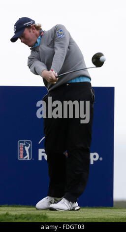 San Diego, Kalifornien, USA. 31. Januar 2016. Brandt Snedeker fährt aus der 17. Abschlag von der Südkurs während einer regnerischen Endrunde der Landwirte Insurance Open in Torrey Pines Golf Course in San Diego, Kalifornien. Justin Cooper/CSM/Alamy Live-Nachrichten Stockfoto