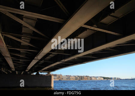 St. Petersburg. Neva Damm, Ansicht unter der Brücke Stockfoto