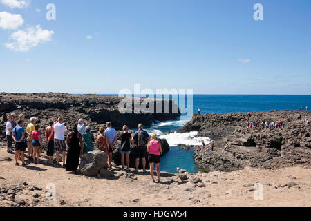 Horizontale Ansicht von Touristen mit einem Reiseleiter an der Lagune bei Olho Azul, das blaue Auge im Buracona Stockfoto