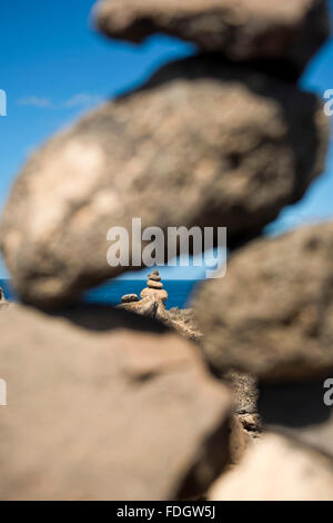 Vertikale nahe Ansicht von Kies Türme am Olho Azul, blaues Auge, in Kap Verde. Stockfoto