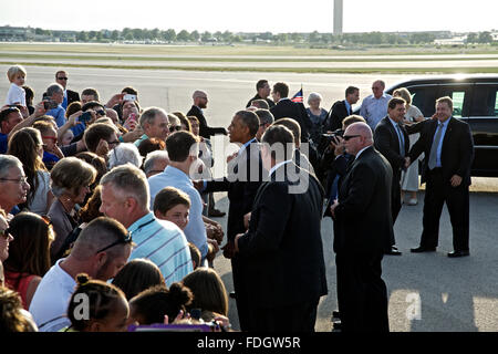 Kansas City, Missouri, USA, 29. Juli 2014 Präsident Barak Obama gesichert durch Geheimdienstler arbeitet die Zaunleitung Händeschütteln mit Gönnern von Kansas City nach Ankunft am Flughafen von MCI heute Abend. Der Präsident ist in Kansas CIty, um eine Rede zu halten, morgen auf die Wirtschaft. Bildnachweis: Mark Reinstein Stockfoto