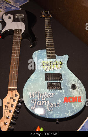 Philadelphia, Pennsylvania, USA. 31. Januar 2016. Gitarre-Anzeige bei Radio 104.5 Winter Jam @ XFinity Live in Philadelphia Pa Credit: Ricky Fitchett/ZUMA Draht/Alamy Live News Stockfoto