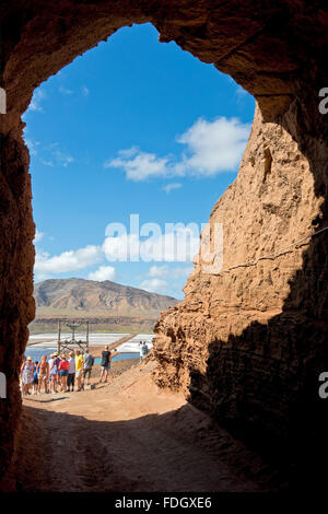 Vertikale Blick auf den Eingang des Tunnels zu den Salzminen auf Sal auf den Kapverden. Stockfoto