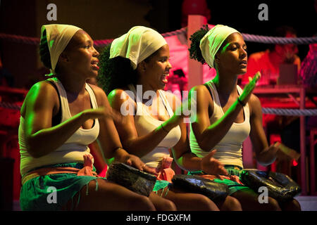 Horizontale Porträt des kapverdischen Frauen traditionellen Musizierens in Kap Verde. Stockfoto