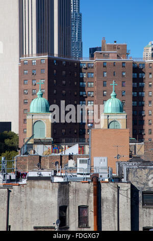 Blick über die chaotische Mischung aus architektonischen Stil und Zweck, das die historische Lower East Side, NY, USA. Stockfoto