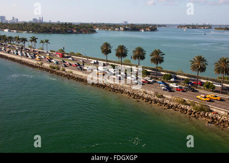 Stau auf einer Autobahn-Damm in Miami, FL, USA. Stockfoto