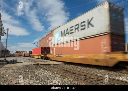 Empori, Kansas, USA, 20. Oktober 2013 BNSF Güterzug überfahren Commercial Street in Emporia Credit: Mark Reinstein Stockfoto